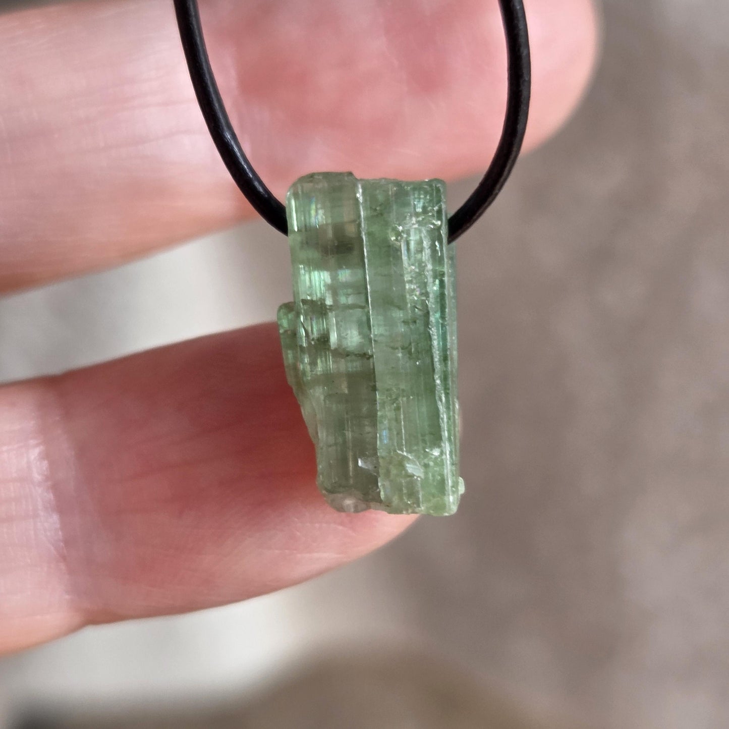 Kleiner grüner Turmalin Kristall Rohstein Verdelith, Stäbchen, minimalistischer Anhänger, 18 x 9 x 8 mm, an verstellbarem Lederband