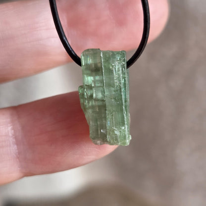 Kleiner grüner Turmalin Kristall Rohstein Verdelith, Stäbchen, minimalistischer Anhänger, 18 x 9 x 8 mm, an verstellbarem Lederband