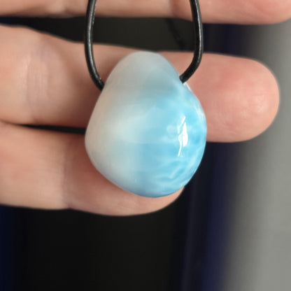 Hochwertiger Larimar Anhänger, Atlantis Stein, 26 x 24 x 10 mm, gebohrt, Larimar gebohrt, an verstellbarem Lederband