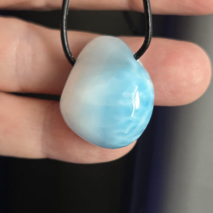 Hochwertiger Larimar Anhänger, Atlantis Stein, 26 x 24 x 10 mm, gebohrt, Larimar gebohrt, an verstellbarem Lederband