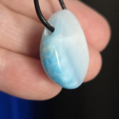 Hochwertiger Larimar Anhänger, Atlantis Stein, 26 x 24 x 10 mm, gebohrt, Larimar gebohrt, an verstellbarem Lederband