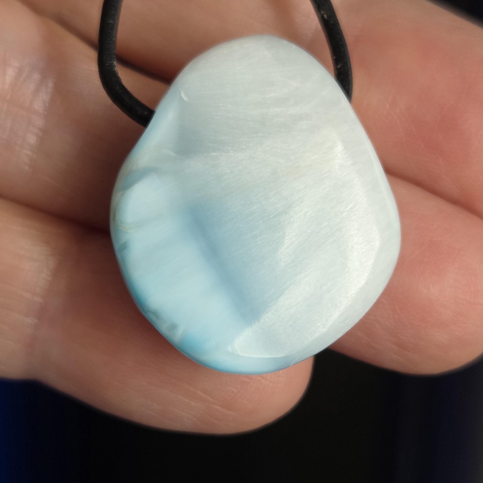Hochwertiger Larimar Anhänger, Atlantis Stein, 26 x 24 x 10 mm, gebohrt, Larimar gebohrt, an verstellbarem Lederband