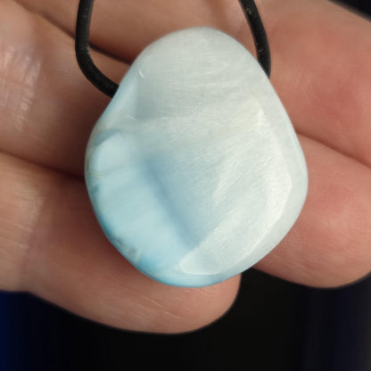 Hochwertiger Larimar Anhänger, Atlantis Stein, 26 x 24 x 10 mm, gebohrt, Larimar gebohrt, an verstellbarem Lederband