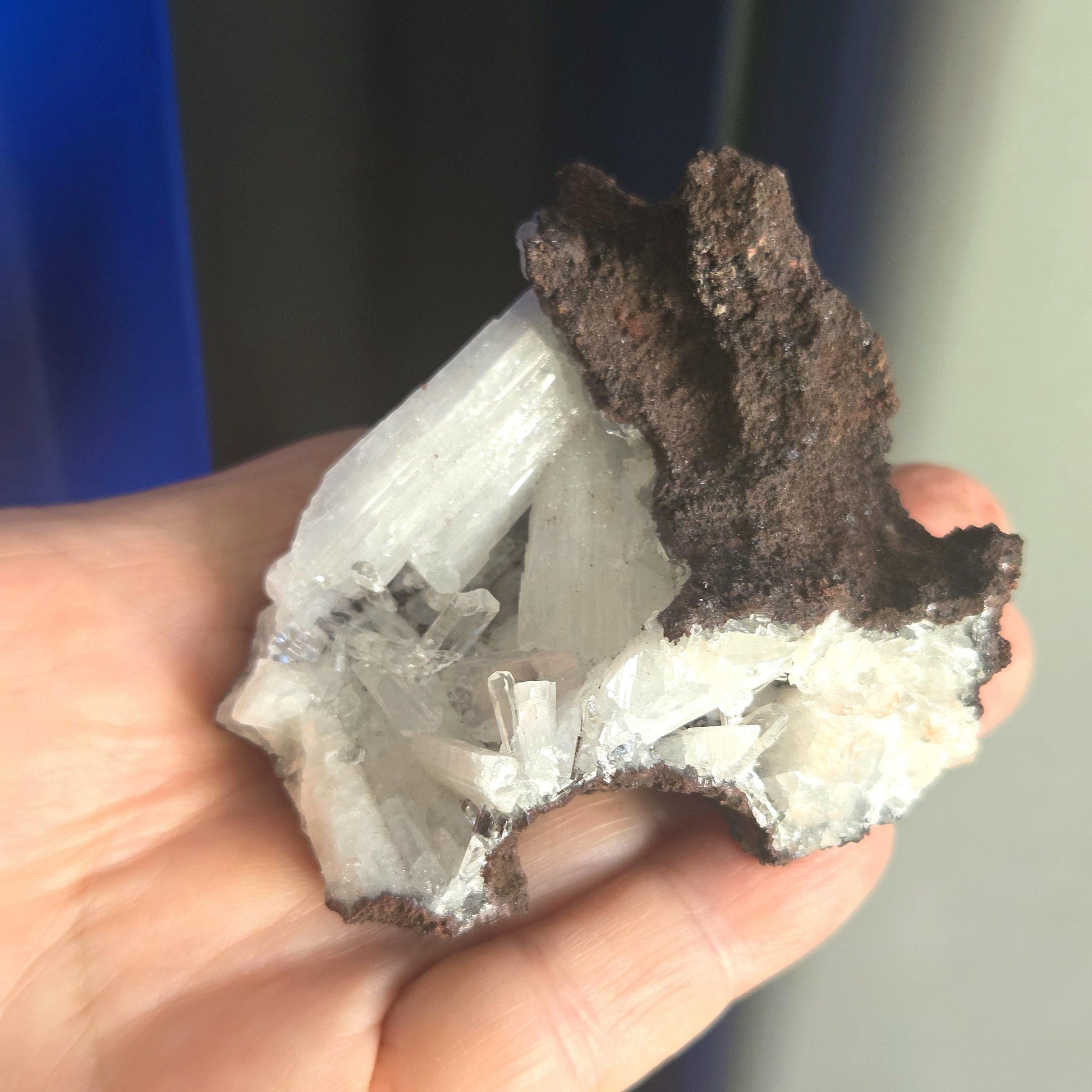 Hemimorphit weiß auf Eisenerz Sammlerstein, Heilkristall, 65 x 55 x 60 mm, 126,93 g., 634,45 ct., Mexico
