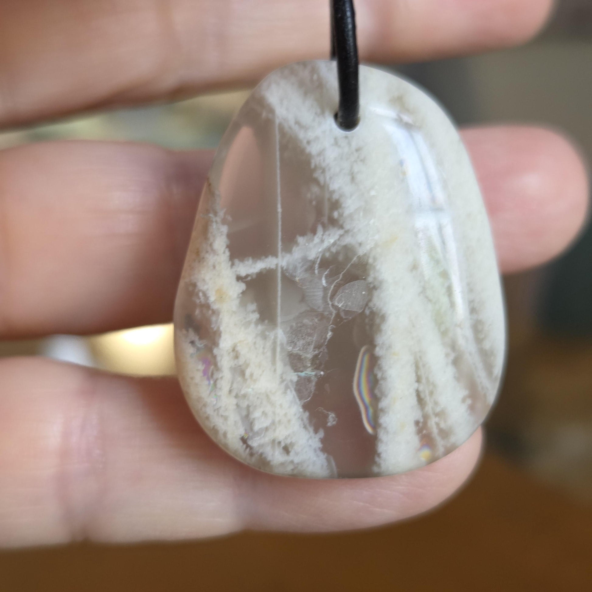 Crazy Mondstein Anhänger,durchscheinender, echter Mondstein mit außergewöhnlichen Einschlüssen, 35 x 29 x 7 mm, gebohrt, an Lederband.