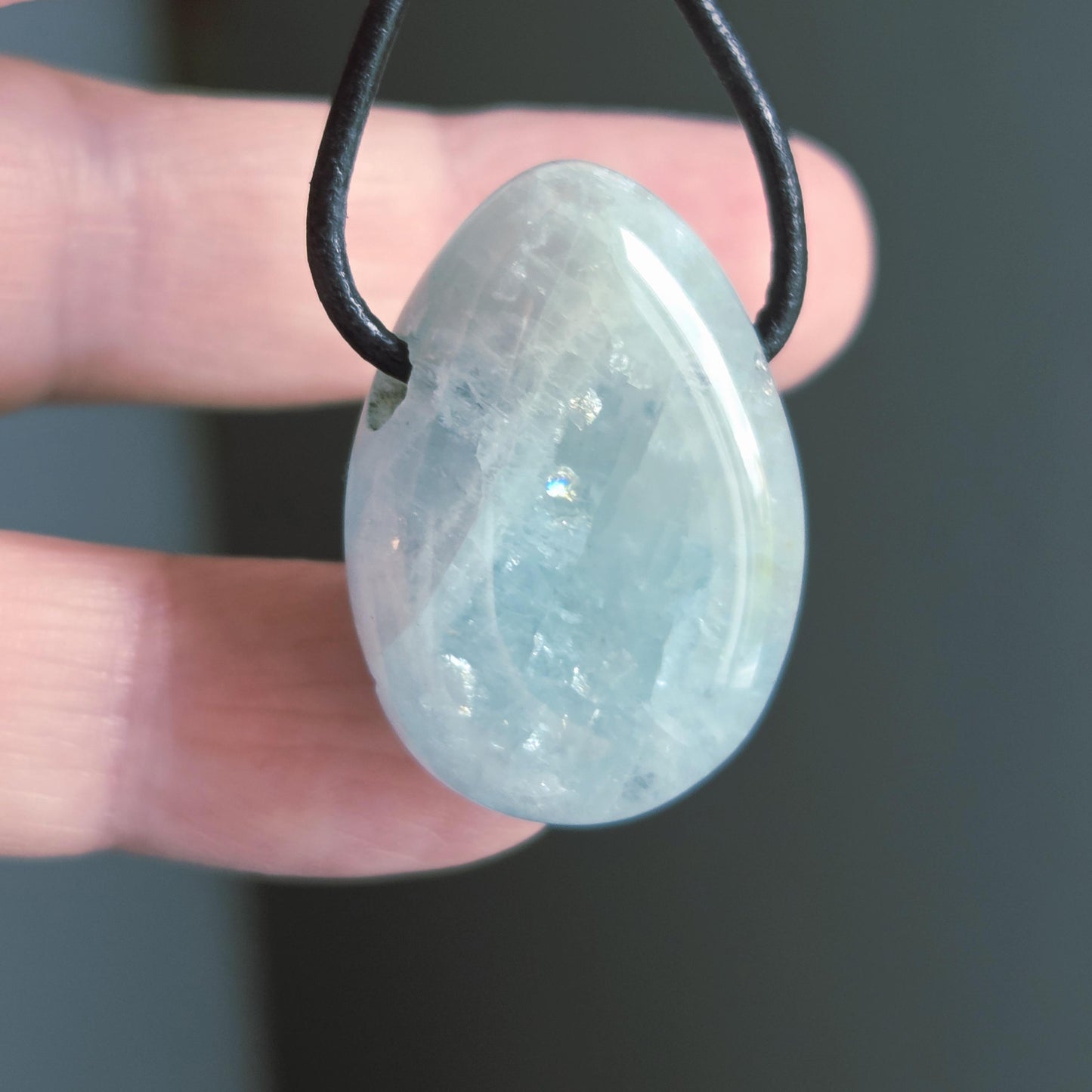 Aquamarin Anhänger, 29 x 22 x 9 mm, gebohrt, an verstellbarem Lederband
