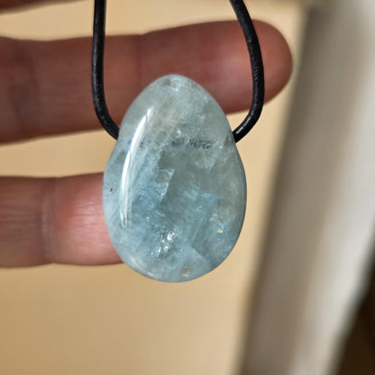 Aquamarin Anhänger, 29 x 22 x 9 mm, gebohrt, an verstellbarem Lederband