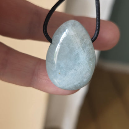 Aquamarin Anhänger, 29 x 22 x 9 mm, gebohrt, an verstellbarem Lederband