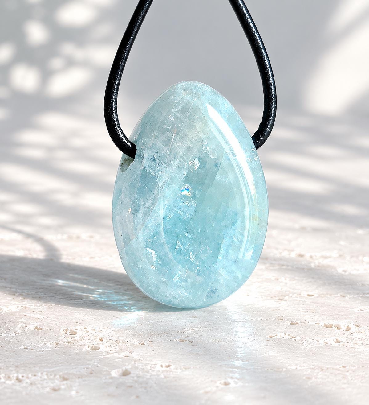 Aquamarin Anhänger, 29 x 22 x 9 mm, gebohrt, an verstellbarem Lederband
