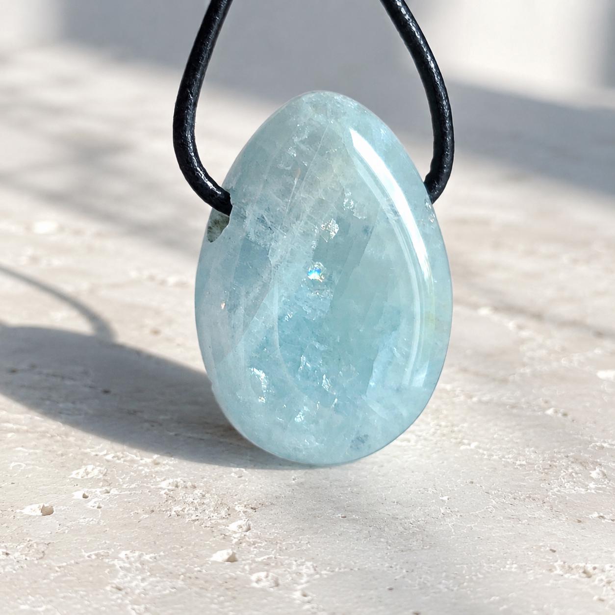 Aquamarin Anhänger, 29 x 22 x 9 mm, gebohrt, an verstellbarem Lederband