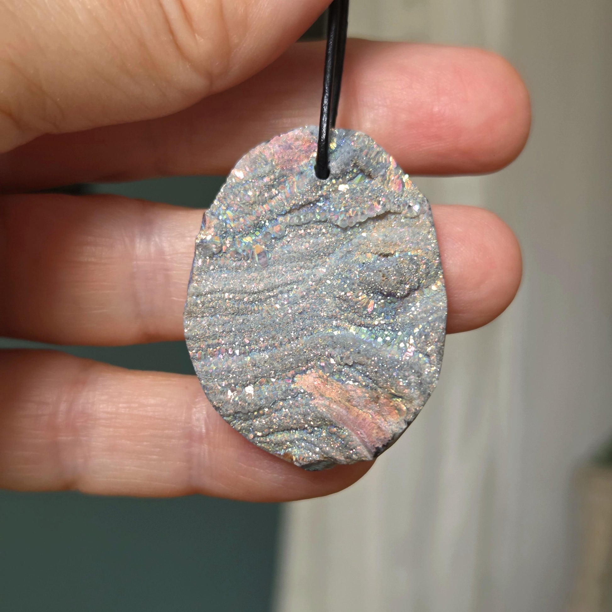 Magic Angel Aura Chalcedon Rosette Titan bedampft, Anhänger 38 x 28 x 8 mm, gebohrt, an verstellbarem Lederband
