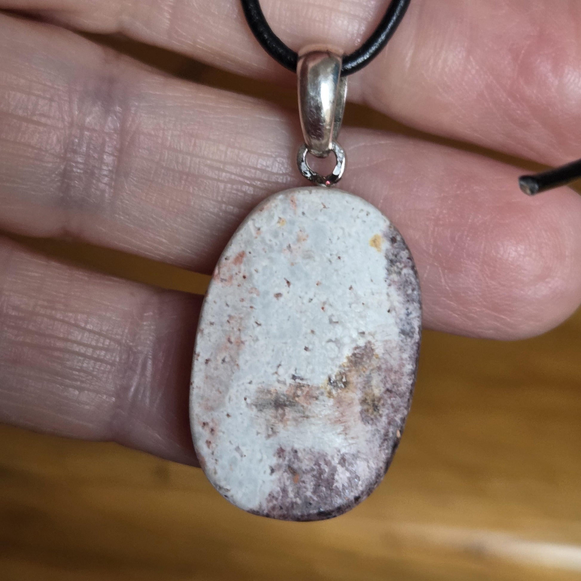 Feiner mexikanischer Cantera Feueropal multicolor, Anhänger mit 925er Silberöse, an verstellbarem Lederband