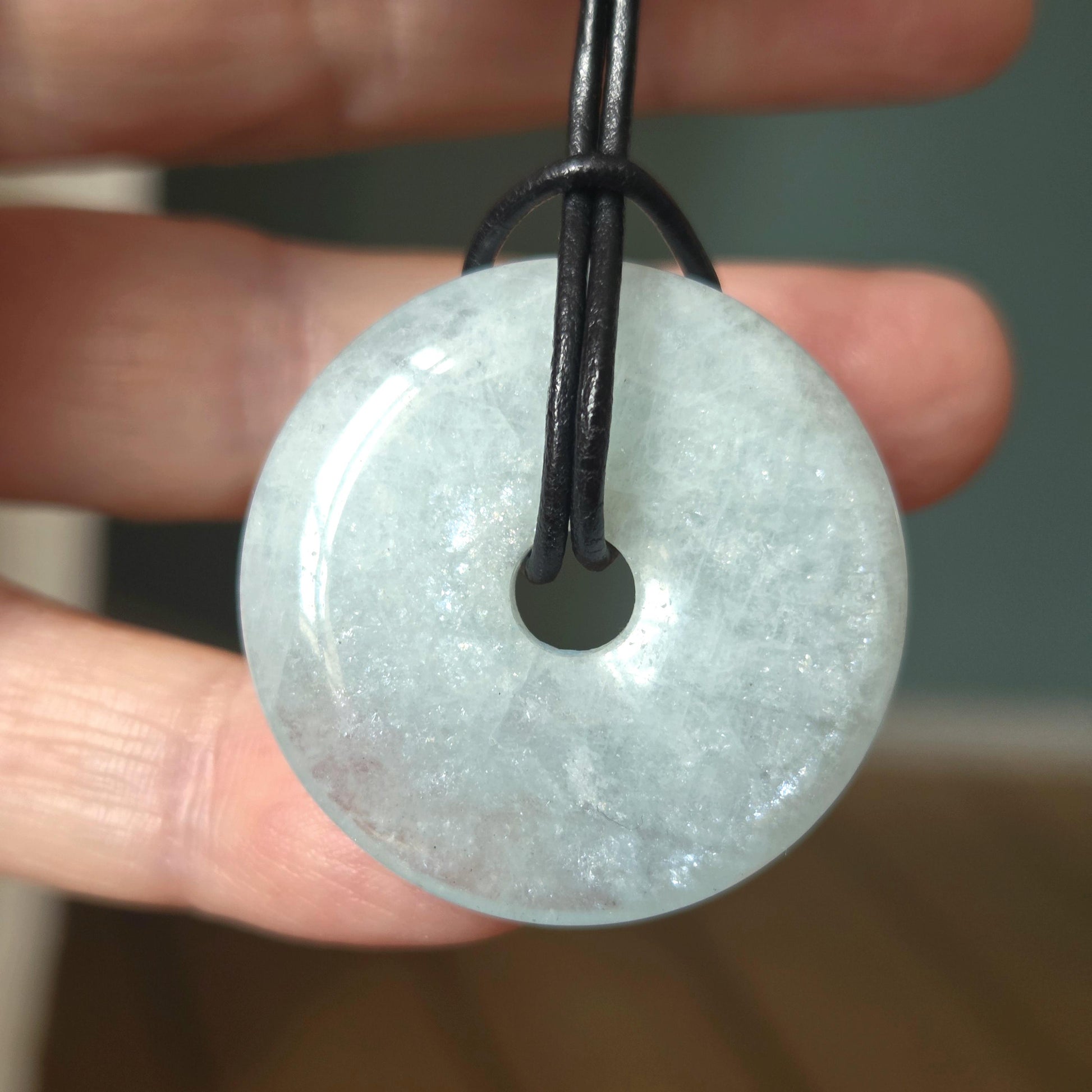 Aquamarin Anhänger, Donut an verstellbarem Lederband, 33 x 6 mm