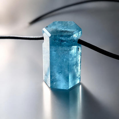 Santa Maria Aquamarin Stäbchen Farbe blau Anhänger 22 x 18 x 17 mm, gebohrt, am Lederband, 6,24 g., 31,25 ct.