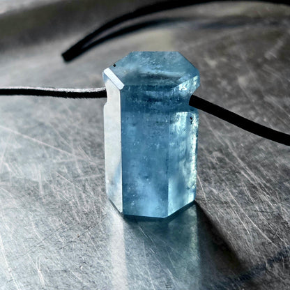 Santa Maria Aquamarin Stäbchen Farbe blau Anhänger 22 x 18 x 17 mm, gebohrt, am Lederband, 6,24 g., 31,25 ct.