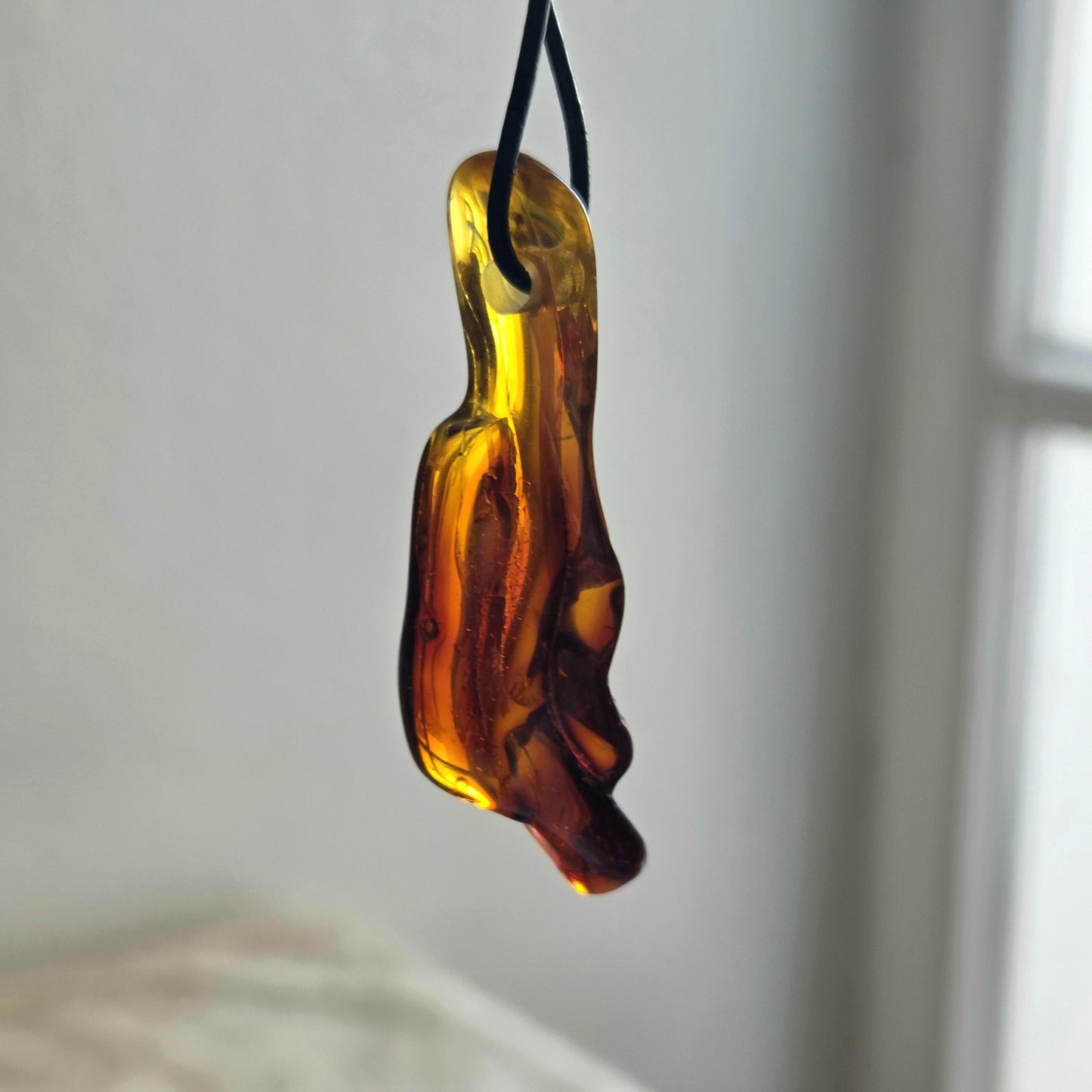Großer baltischer Bernstein Anhänger, Amulett, Amber pendant, 58 x 18 x 15 mm, an verstellbarem Lederband