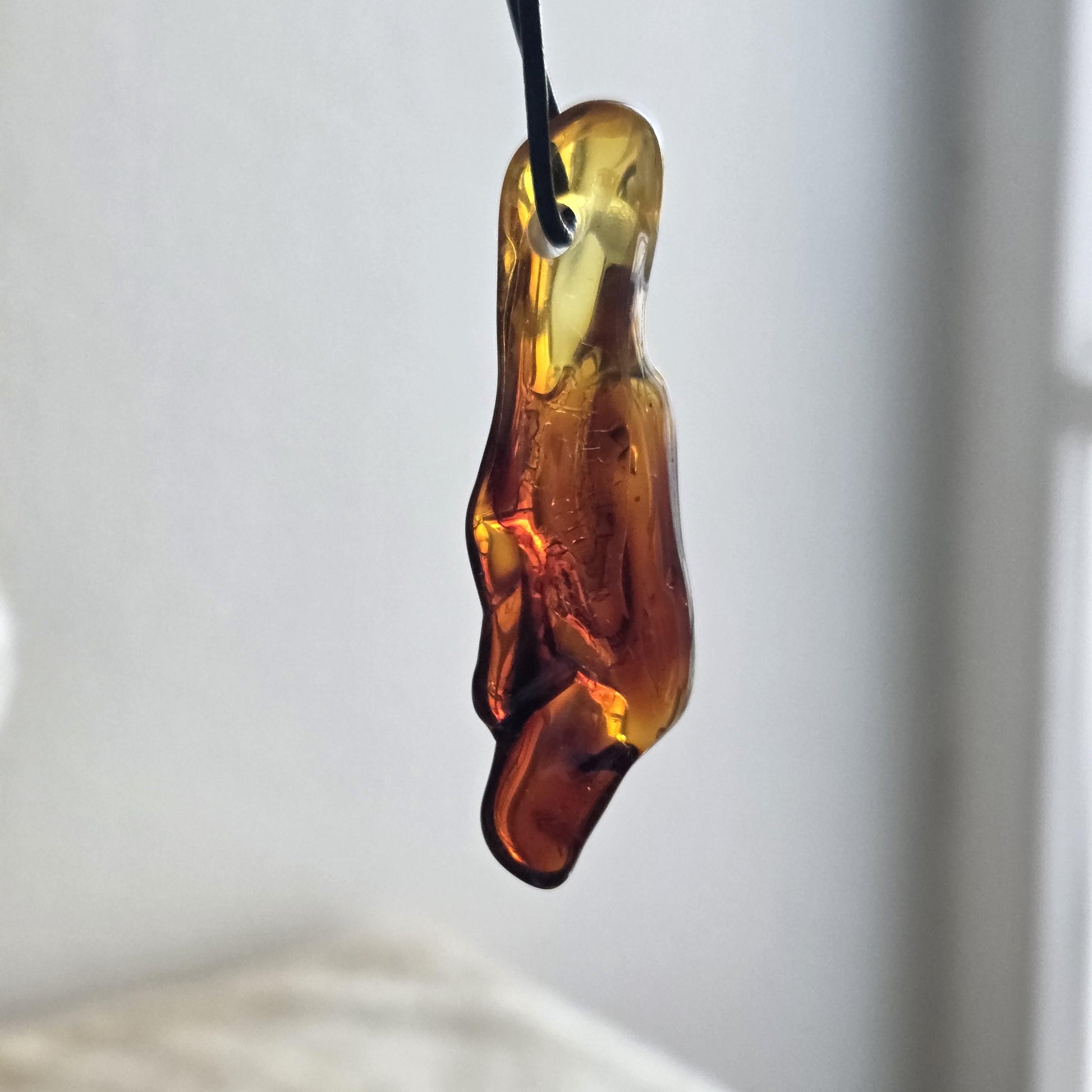 Großer baltischer Bernstein Anhänger, Amulett, Amber pendant, 58 x 18 x 15 mm, an verstellbarem Lederband