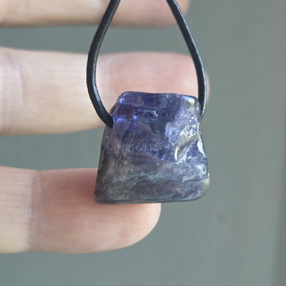 Kleiner feiner Tansanit, Tanzanit Rohstein Anhänger Kristall , 19 x 19 x 9 mm, gebohrt an verstellbarem Lederband