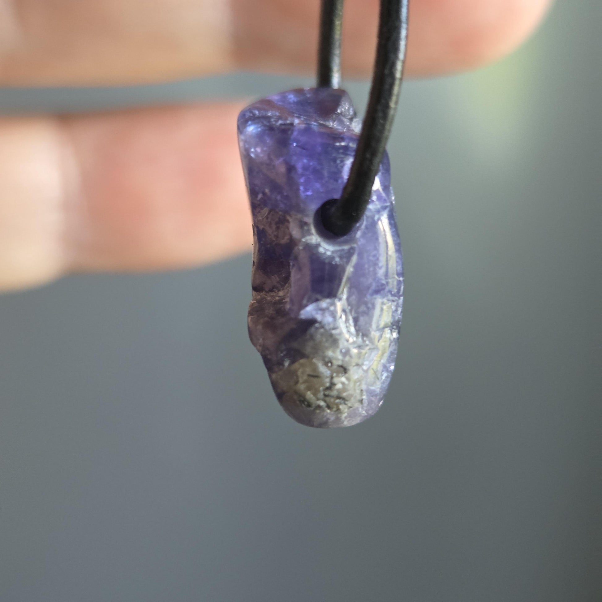 Kleiner feiner Tansanit, Tanzanit Rohstein Anhänger Kristall , 19 x 19 x 9 mm, gebohrt an verstellbarem Lederband