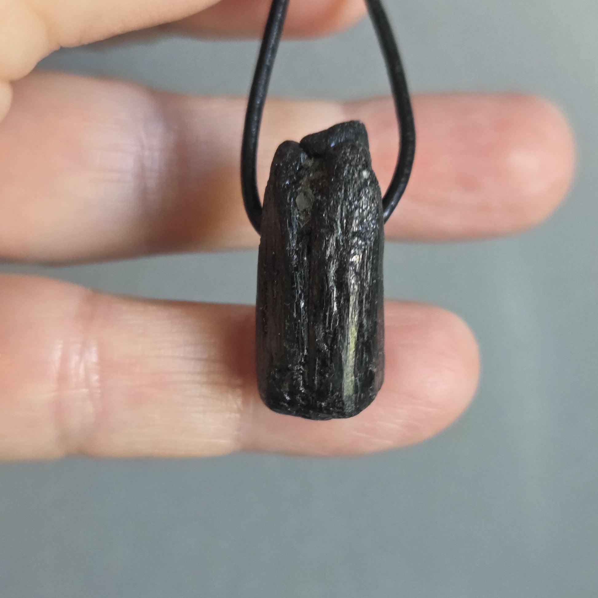 Schwarzer Turmalin Schörl Anhänger, Kristall Mehrfachspitze, roh belassen, 25 x 12 x 13 mm, an verstellbarem Lederband