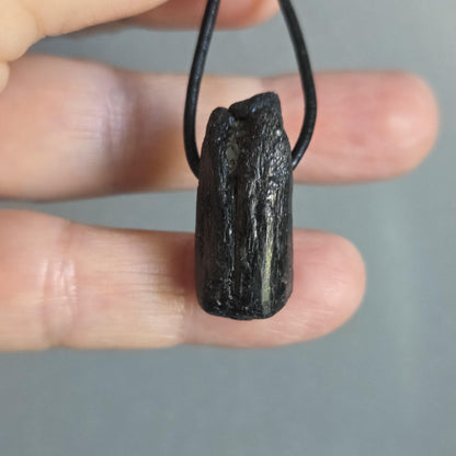 Schwarzer Turmalin Schörl Anhänger, Kristall Mehrfachspitze, roh belassen, 25 x 12 x 13 mm, an verstellbarem Lederband