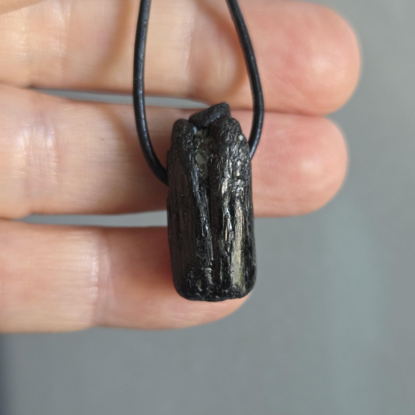 Schwarzer Turmalin Schörl Anhänger, Kristall Mehrfachspitze, roh belassen, 25 x 12 x 13 mm, an verstellbarem Lederband