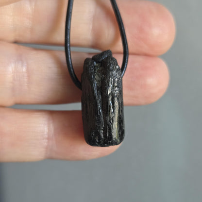 Schwarzer Turmalin Schörl Anhänger, Kristall Mehrfachspitze, roh belassen, 25 x 12 x 13 mm, an verstellbarem Lederband