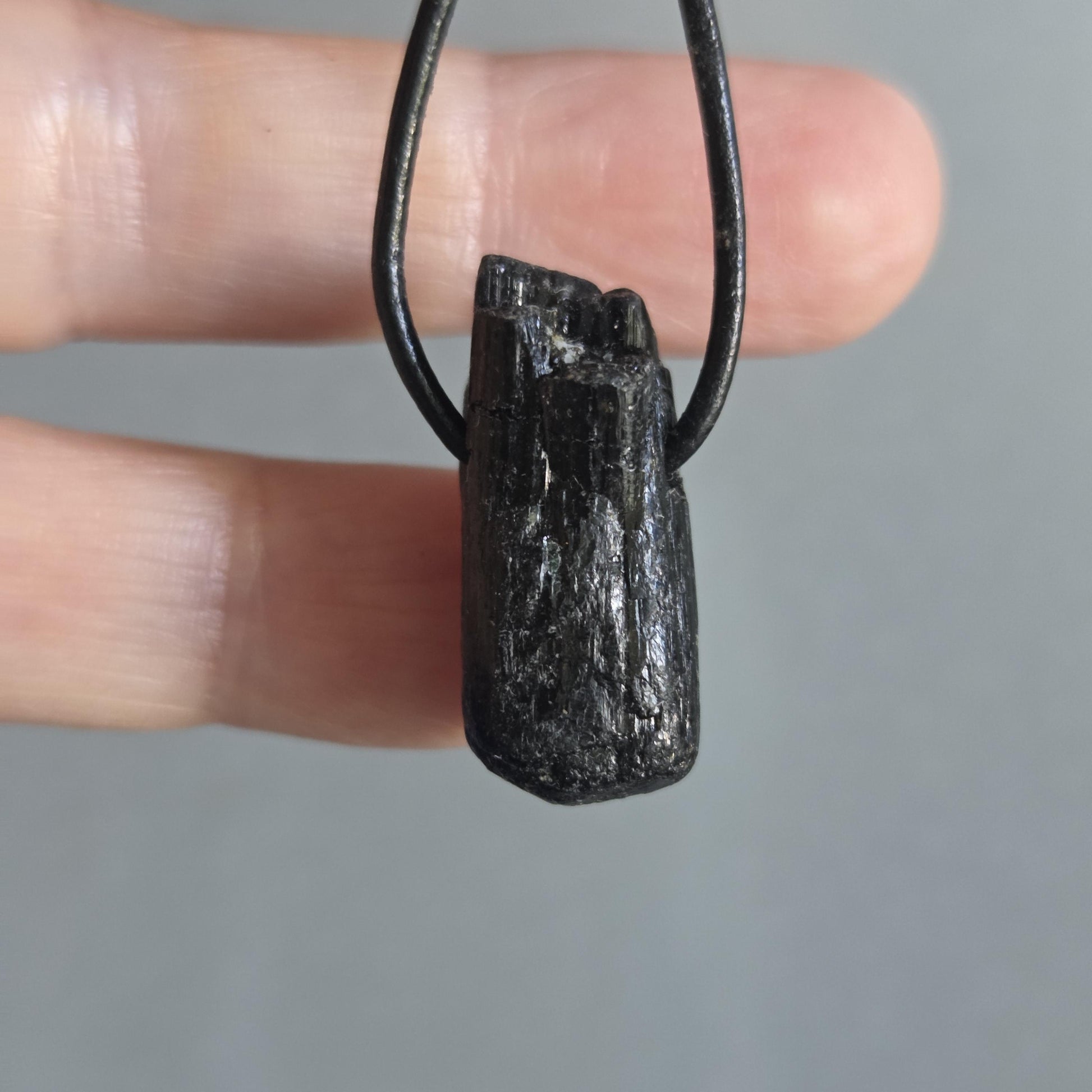 Schwarzer Turmalin Schörl Anhänger, Kristall Mehrfachspitze, roh belassen, 25 x 12 x 13 mm, an verstellbarem Lederband