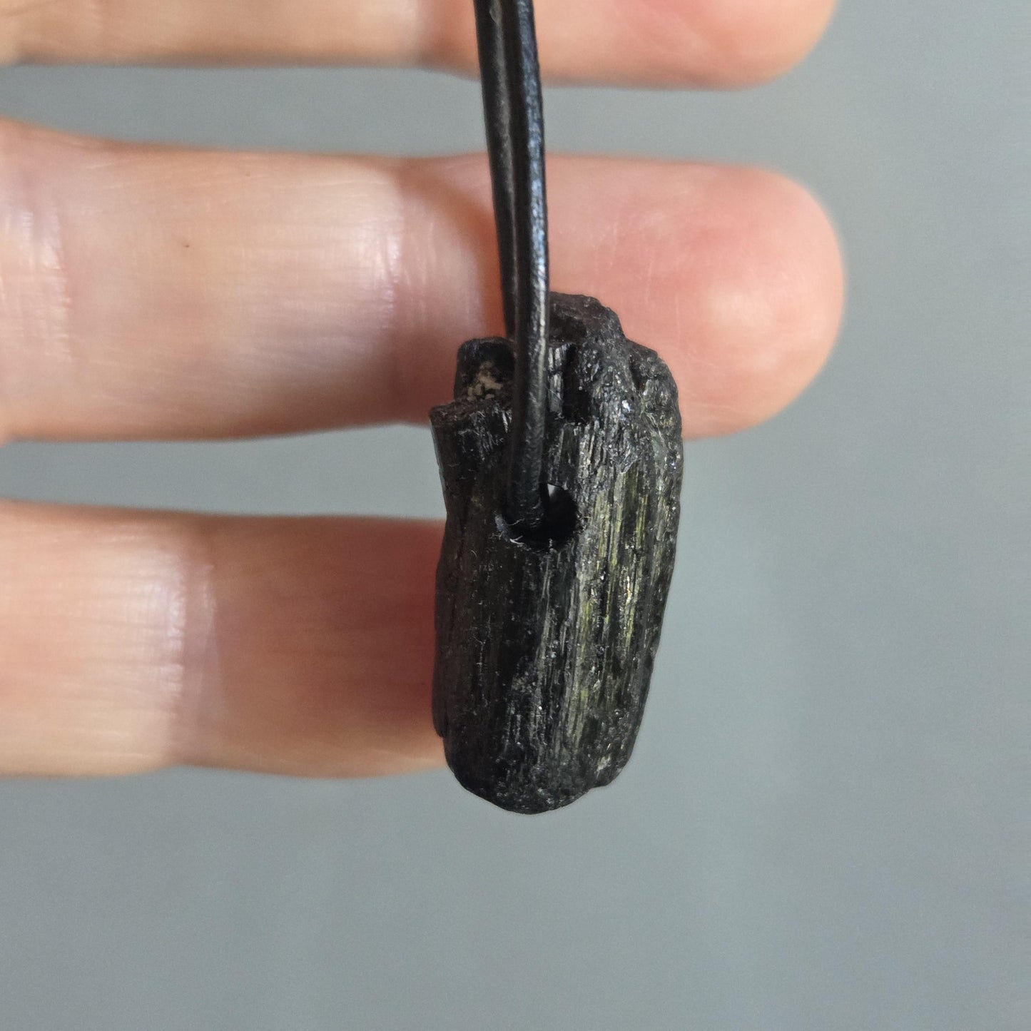 Schwarzer Turmalin Schörl Anhänger, Kristall Mehrfachspitze, roh belassen, 25 x 12 x 13 mm, an verstellbarem Lederband