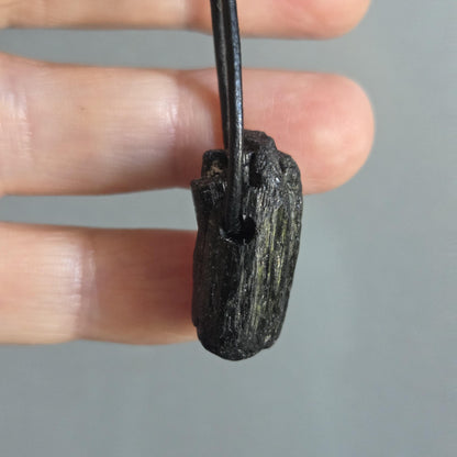 Schwarzer Turmalin Schörl Anhänger, Kristall Mehrfachspitze, roh belassen, 25 x 12 x 13 mm, an verstellbarem Lederband