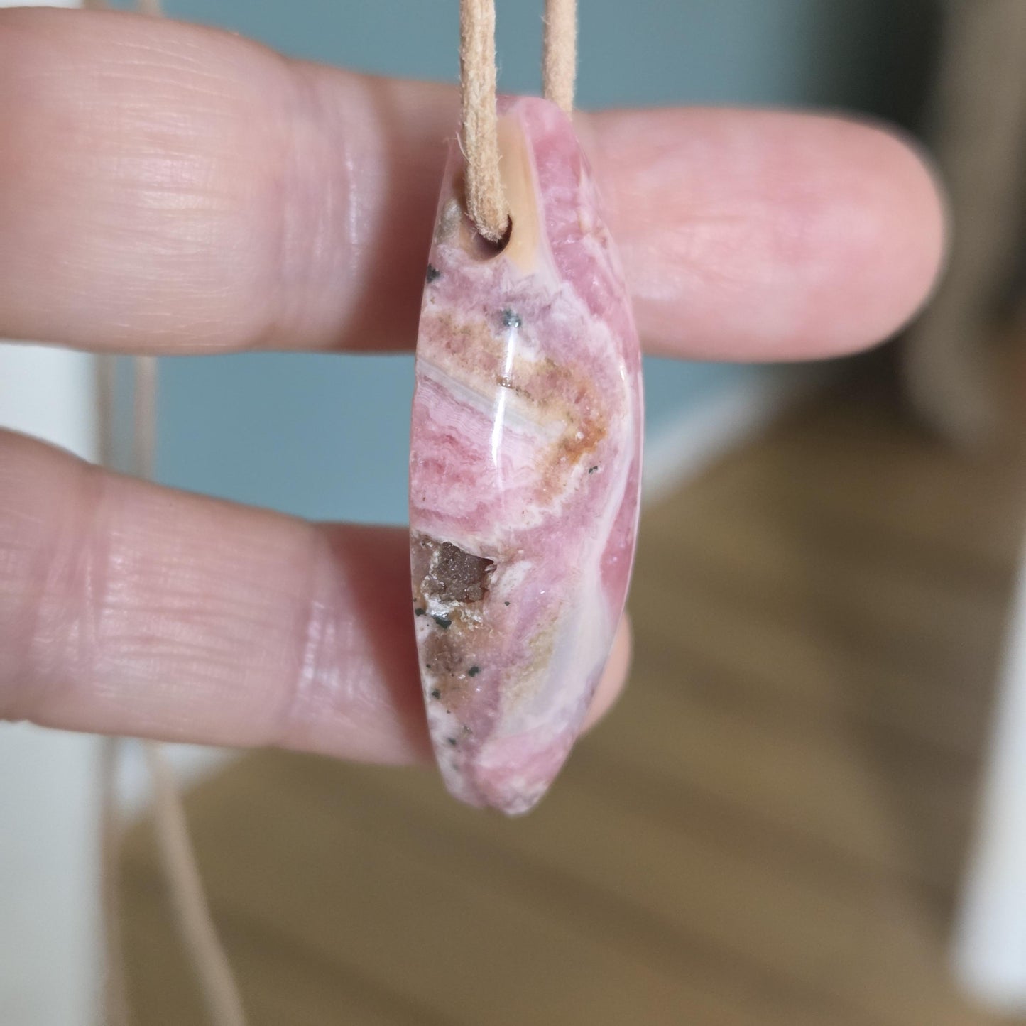 Rhodochrosit Navette förmig Anhänger, 41 x 19 x 10 mm, gebohrt, an verstellbarem Lederband