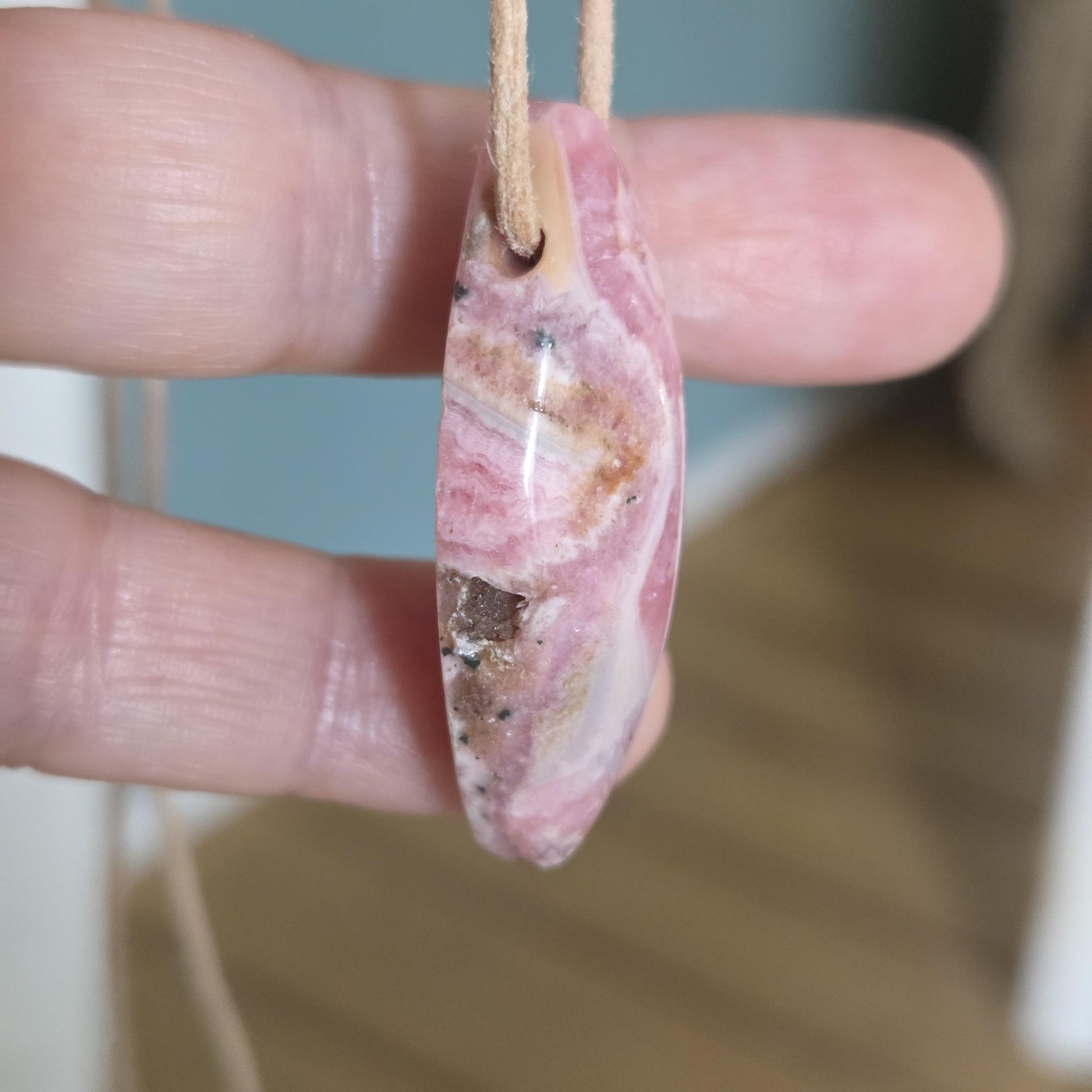 Rhodochrosit Navette förmig Anhänger, 41 x 19 x 10 mm, gebohrt, an verstellbarem Lederband