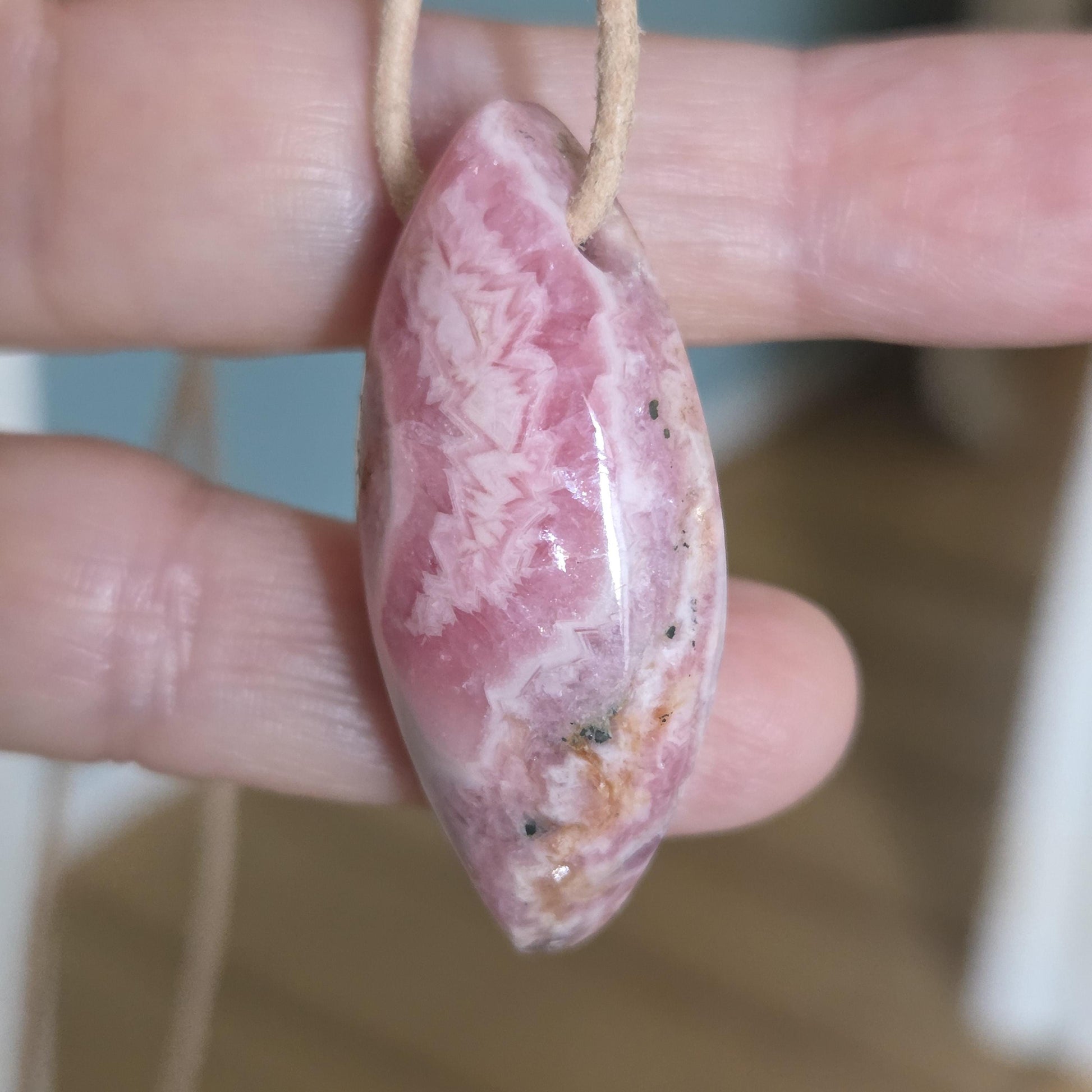 Rhodochrosit Navette förmig Anhänger, 41 x 19 x 10 mm, gebohrt, an verstellbarem Lederband