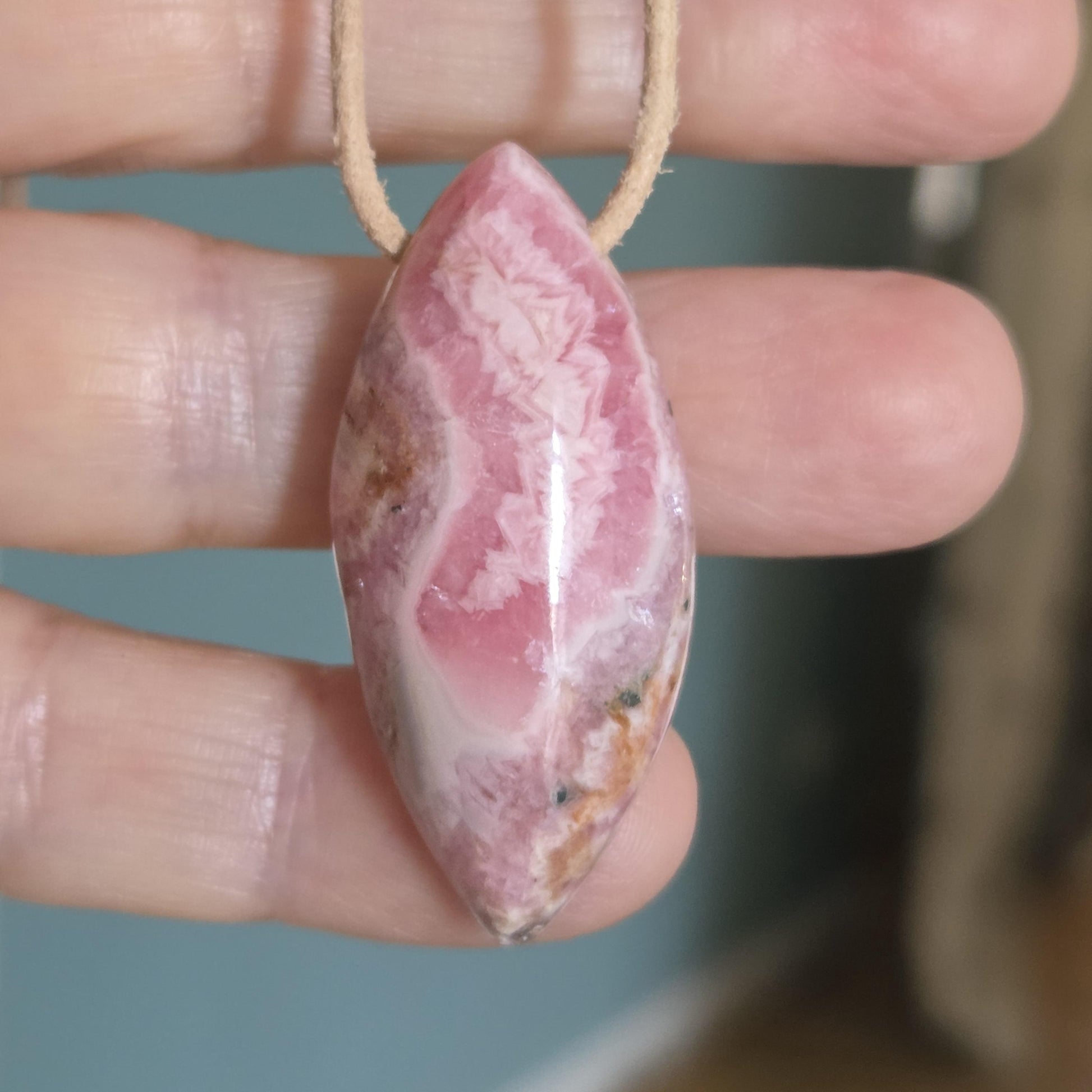 Rhodochrosit Navette förmig Anhänger, 41 x 19 x 10 mm, gebohrt, an verstellbarem Lederband