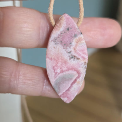 Rhodochrosit Navette förmig Anhänger, 41 x 19 x 10 mm, gebohrt, an verstellbarem Lederband