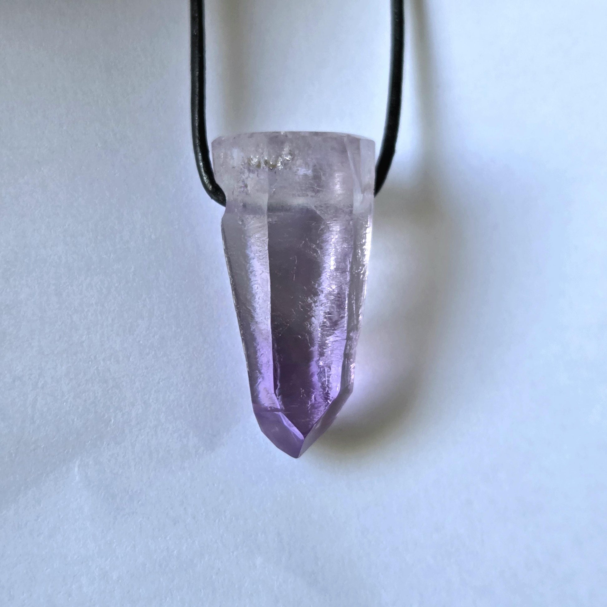Erstklassiger Vera Cruz Amethyst Kristall Spitze Rohstein Healing Crystal mit yin code, Heilkristall , gebohrt an verstellbarem Lederband