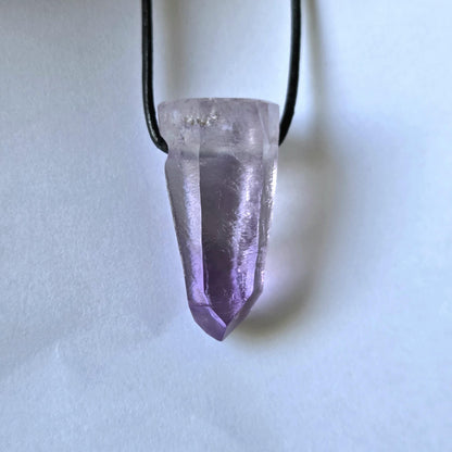 Erstklassiger Vera Cruz Amethyst Kristall Spitze Rohstein Healing Crystal mit yin code, Heilkristall , gebohrt an verstellbarem Lederband