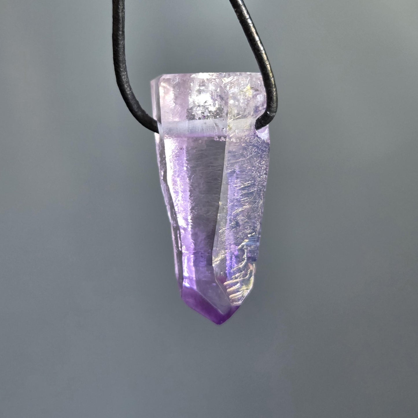 Erstklassiger Vera Cruz Amethyst Kristall Spitze Rohstein Healing Crystal mit yin code, Heilkristall , gebohrt an verstellbarem Lederband