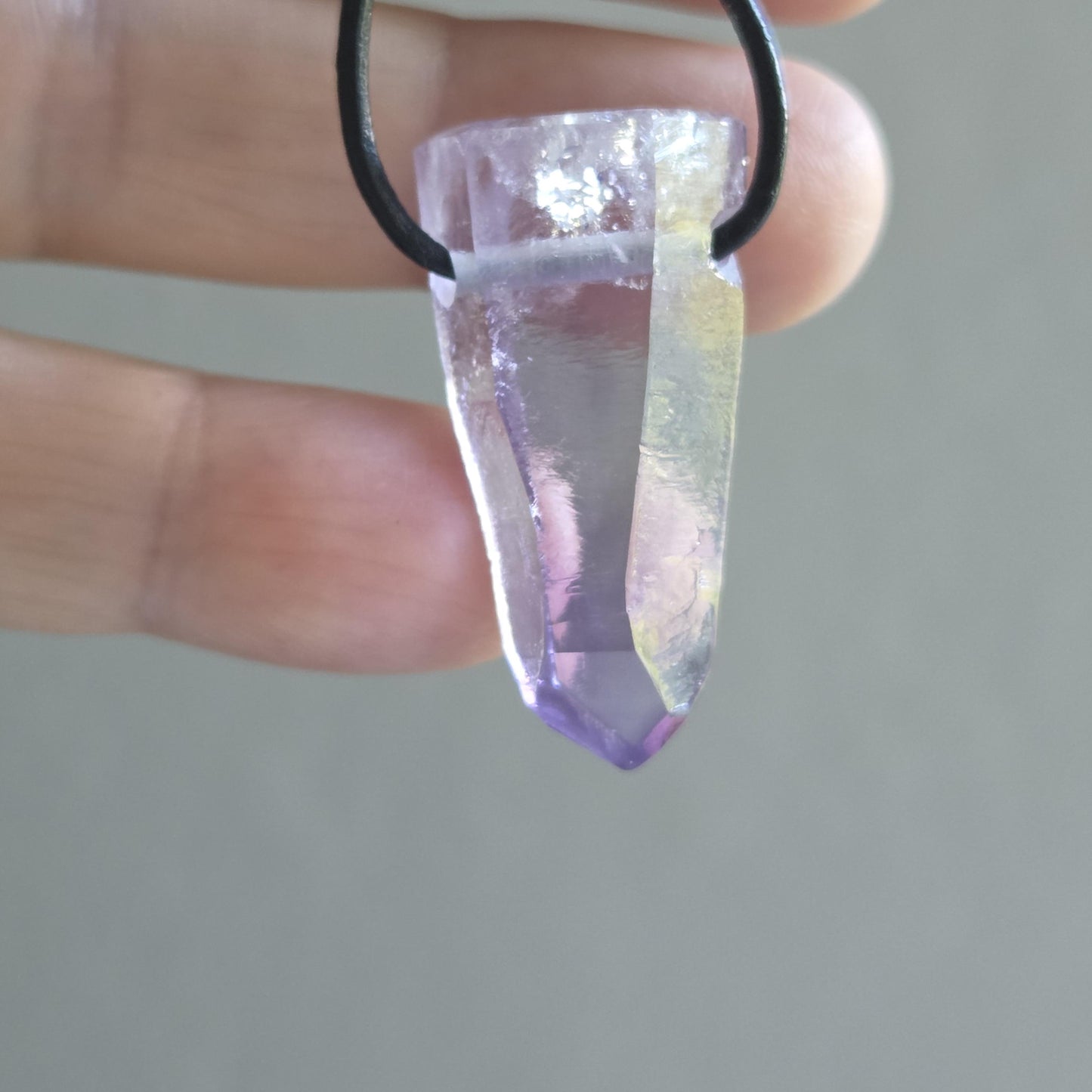 Erstklassiger Vera Cruz Amethyst Kristall Spitze Rohstein Healing Crystal mit yin code, Heilkristall , gebohrt an verstellbarem Lederband