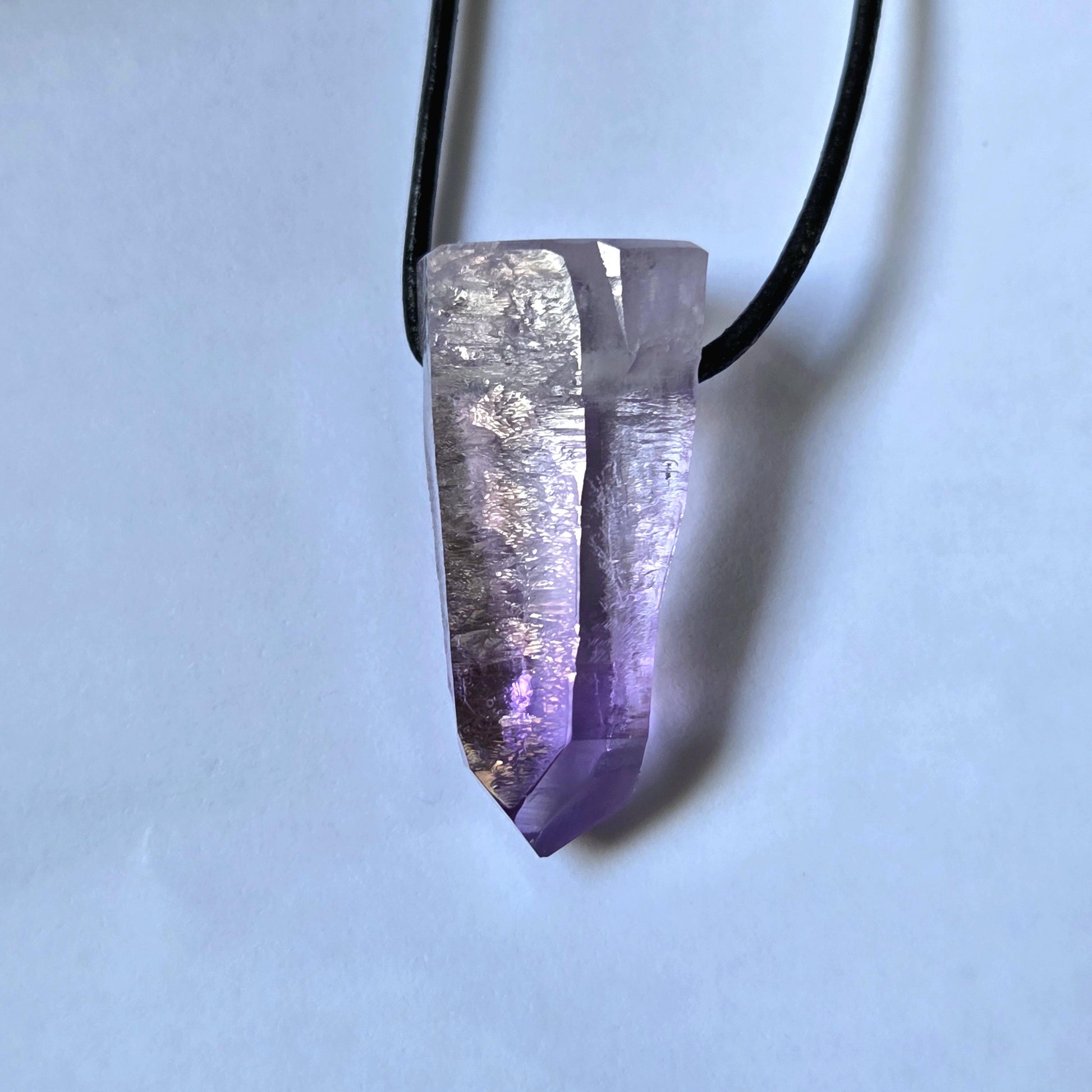 Erstklassiger Vera Cruz Amethyst Kristall Spitze Rohstein Healing Crystal mit yin code, Heilkristall , gebohrt an verstellbarem Lederband