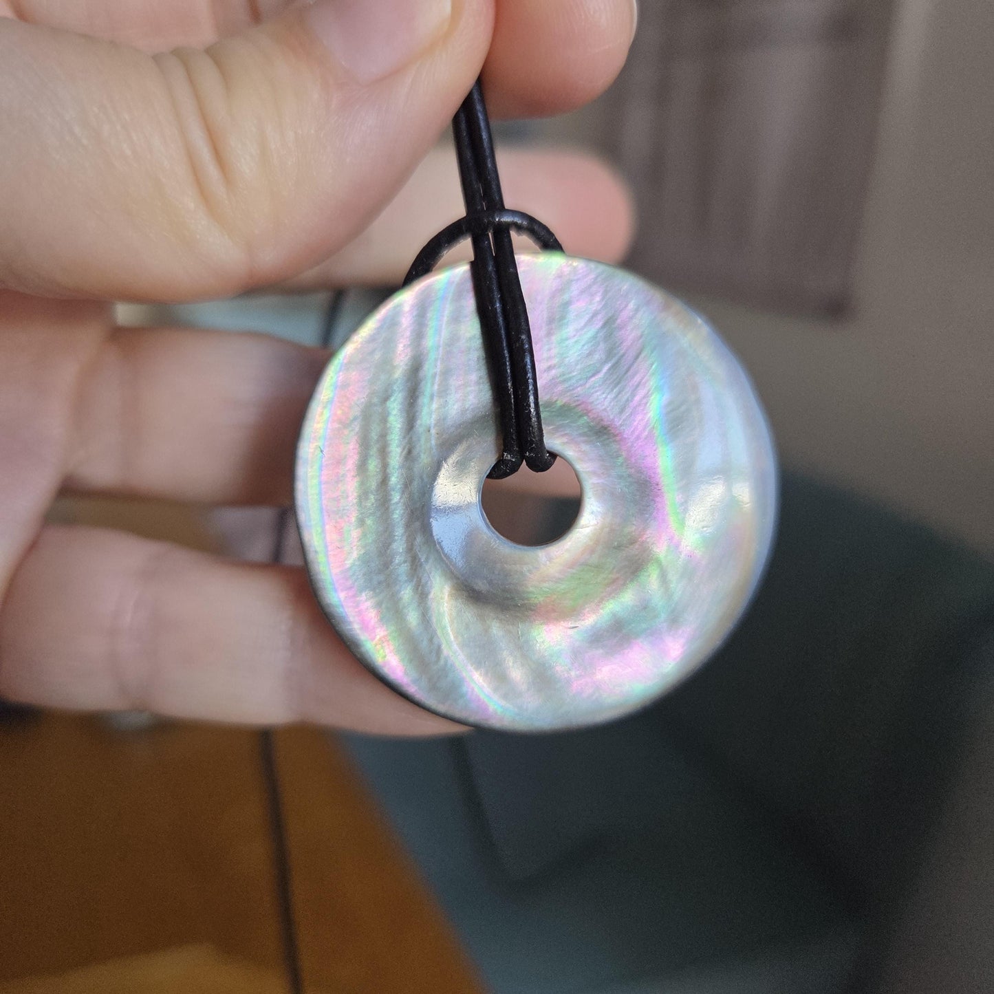 Dunkele Perlmutt Abalone Muschel, See Opal, Donut Anhänger, 40 x 5 mm, an verstellbarem Lederband