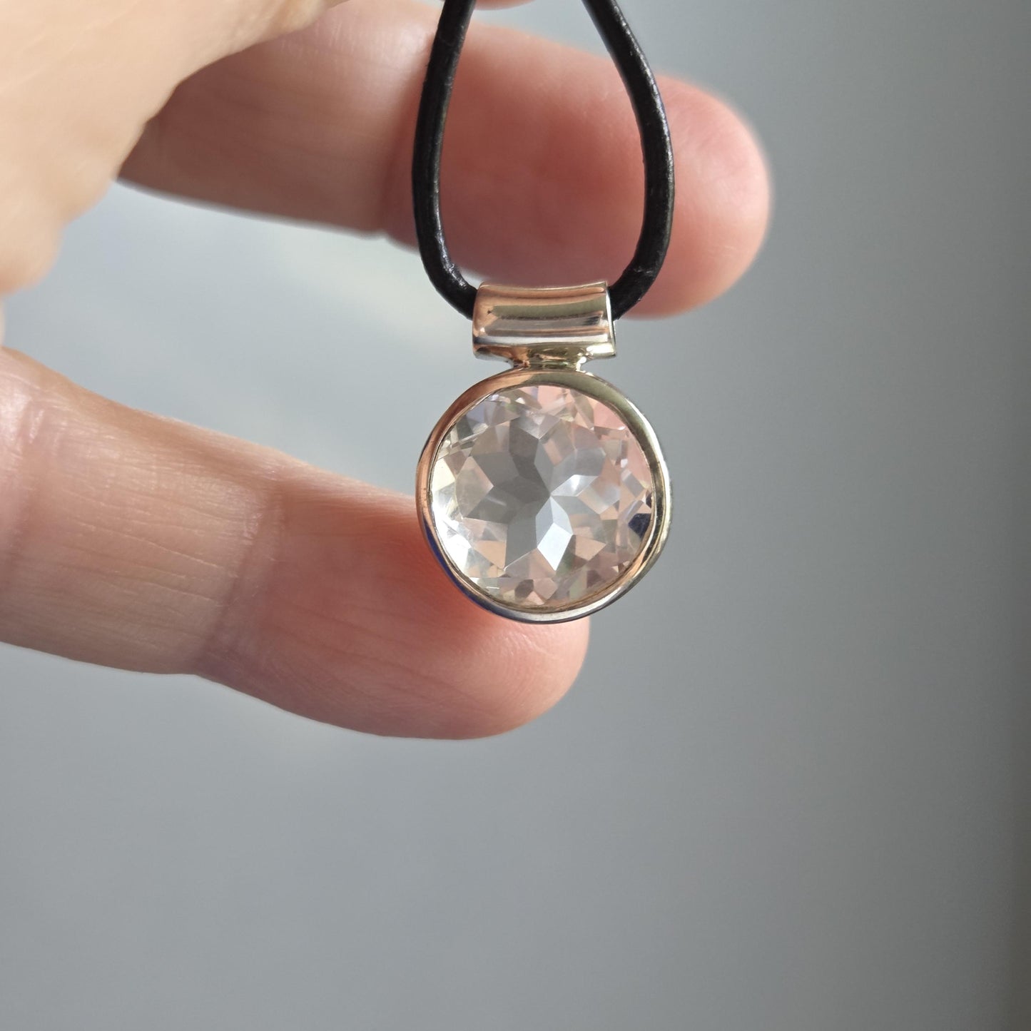 Bergkristall mit Brilliantschliff, an 925er Silber Anhänger, 20 x 14 x 8 mm, an verstellbarem Lederband