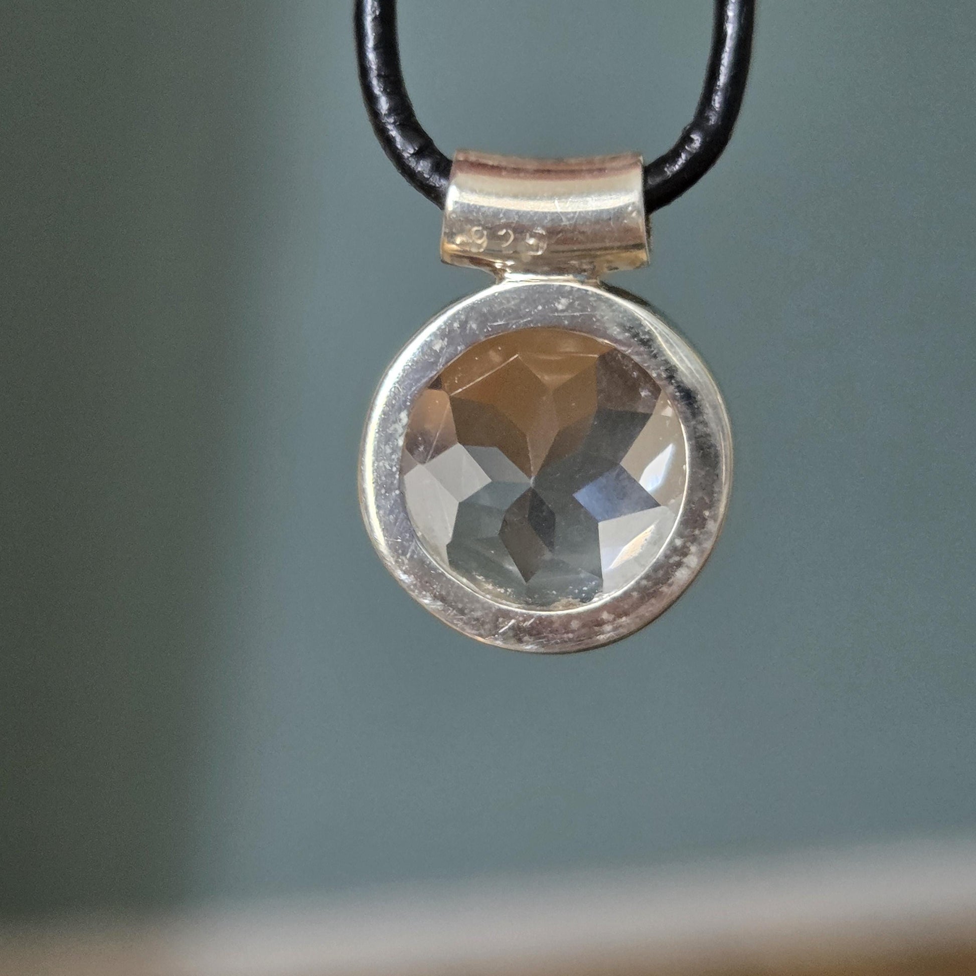 Bergkristall mit Brilliantschliff, an 925er Silber Anhänger, 20 x 14 x 8 mm, an verstellbarem Lederband