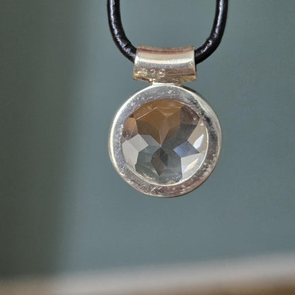 Bergkristall mit Brilliantschliff, an 925er Silber Anhänger, 20 x 14 x 8 mm, an verstellbarem Lederband