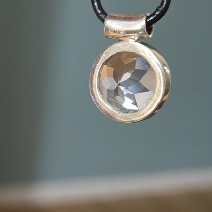 Bergkristall mit Brilliantschliff, an 925er Silber Anhänger, 20 x 14 x 8 mm, an verstellbarem Lederband