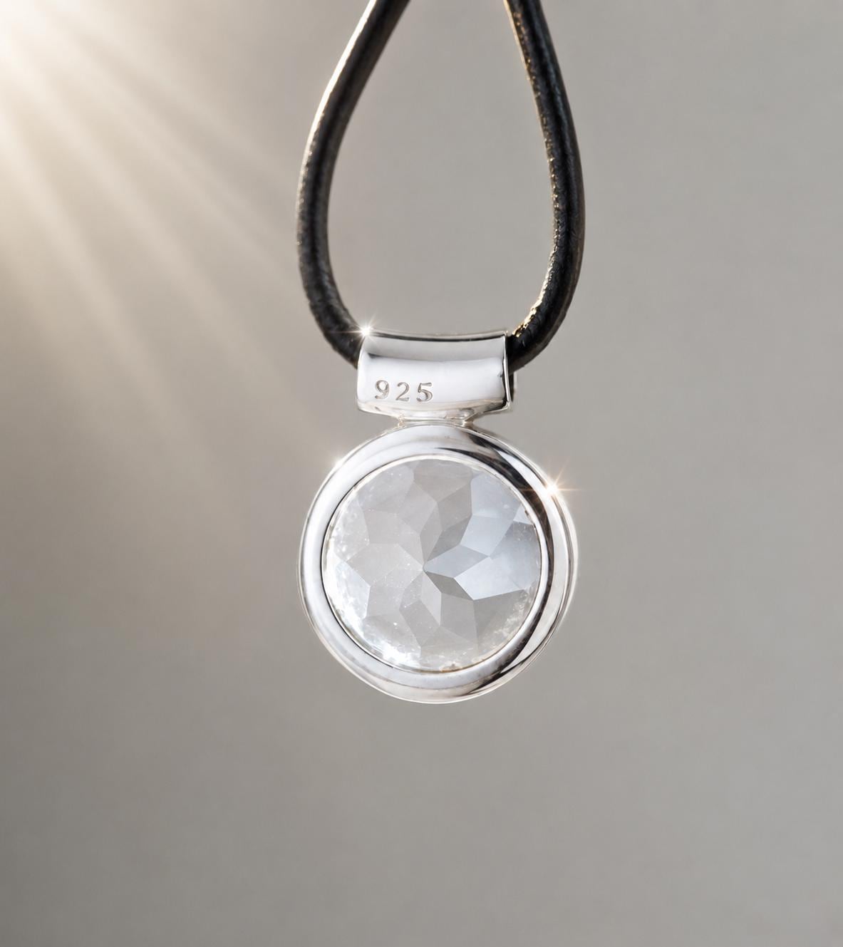 Bergkristall mit Brilliantschliff, an 925er Silber Anhänger, 20 x 14 x 8 mm, an verstellbarem Lederband