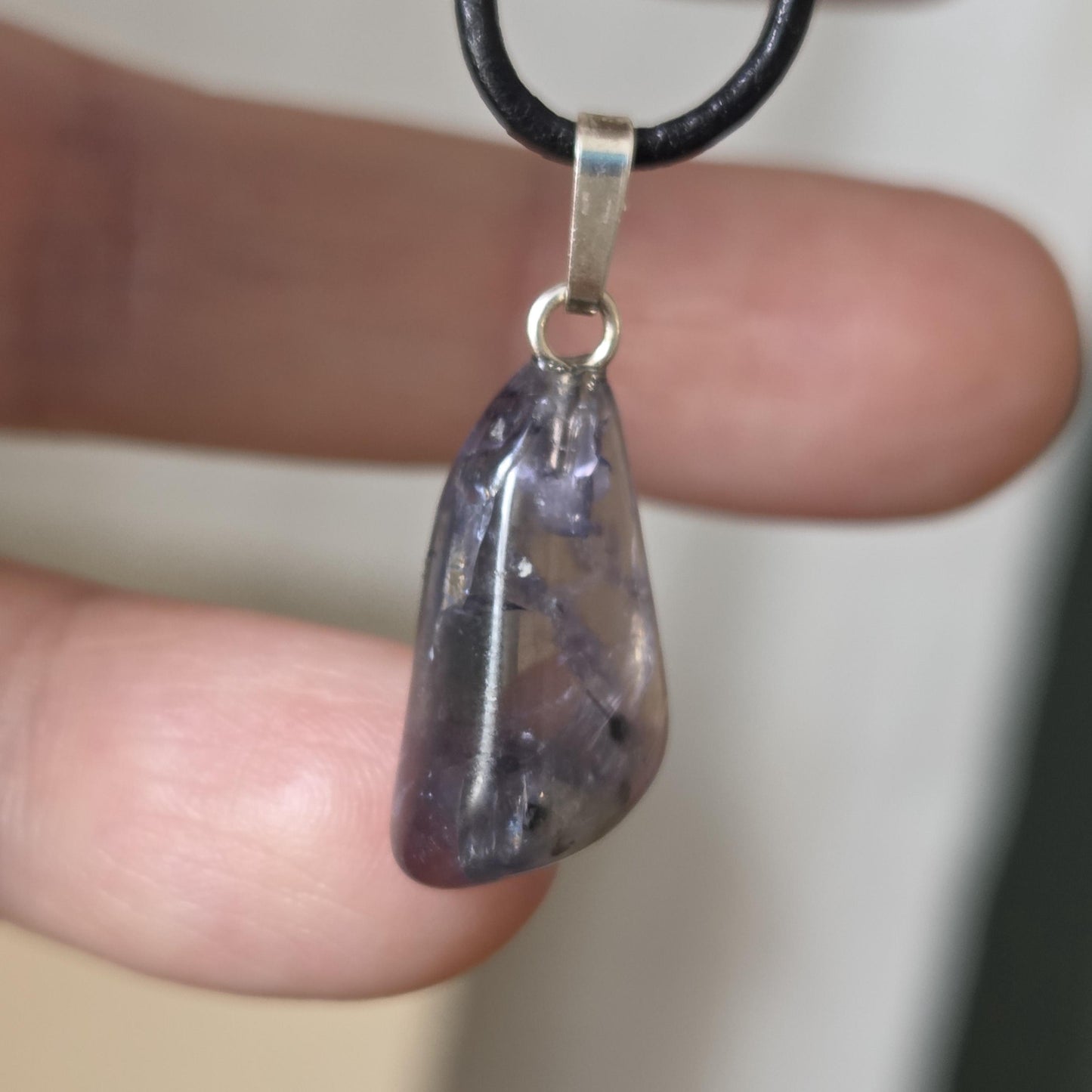 Kleiner Saphir Wassersaphir Iolith minimalistischer Anhänger, an 925er Silber Öse, an verstellbarem Lederband
