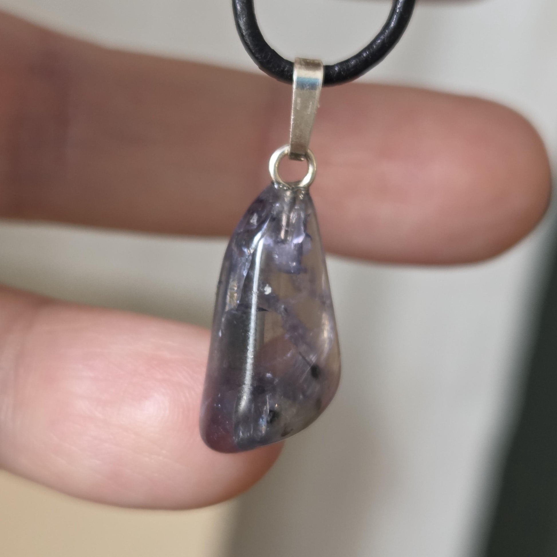 Kleiner Saphir Wassersaphir Iolith minimalistischer Anhänger, an 925er Silber Öse, an verstellbarem Lederband