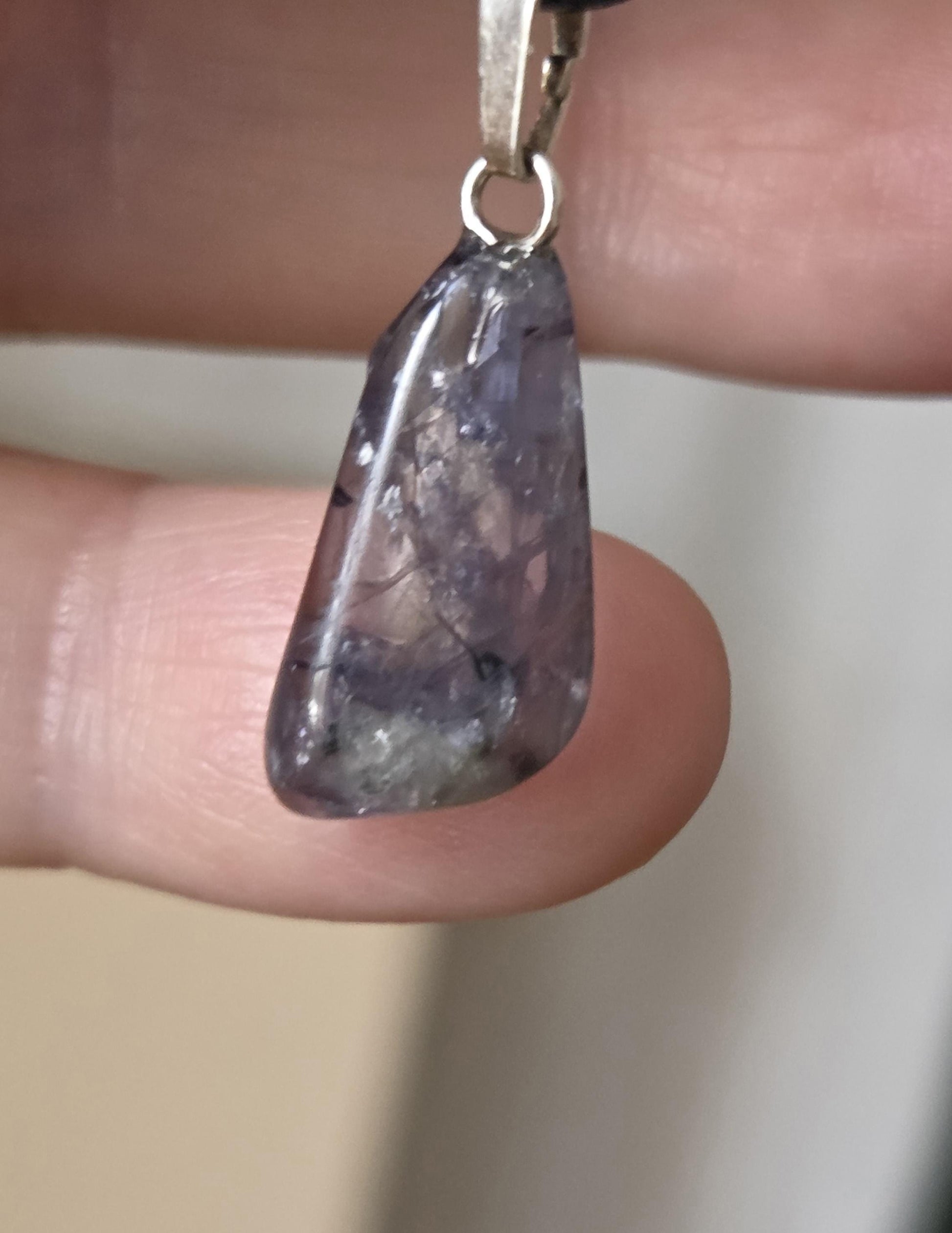 Kleiner Saphir Wassersaphir Iolith minimalistischer Anhänger, an 925er Silber Öse, an verstellbarem Lederband