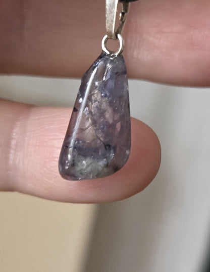 Kleiner Saphir Wassersaphir Iolith minimalistischer Anhänger, an 925er Silber Öse, an verstellbarem Lederband